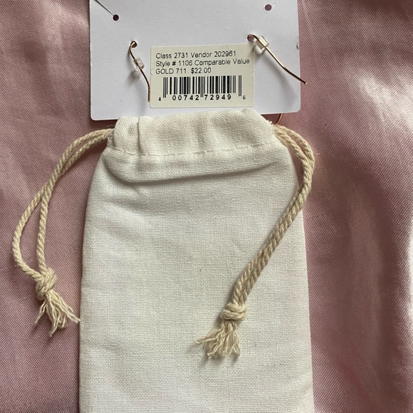 Earrings 💖 - Picture 4 of 5